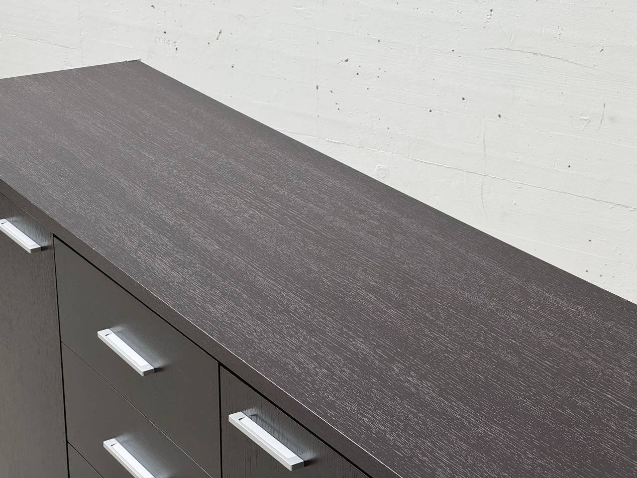 Cassettiere: Klassisches Sideboard mit Schubladen und Türen, 2000er Jahre – Usato da Zürich venduto da LeMoege 3