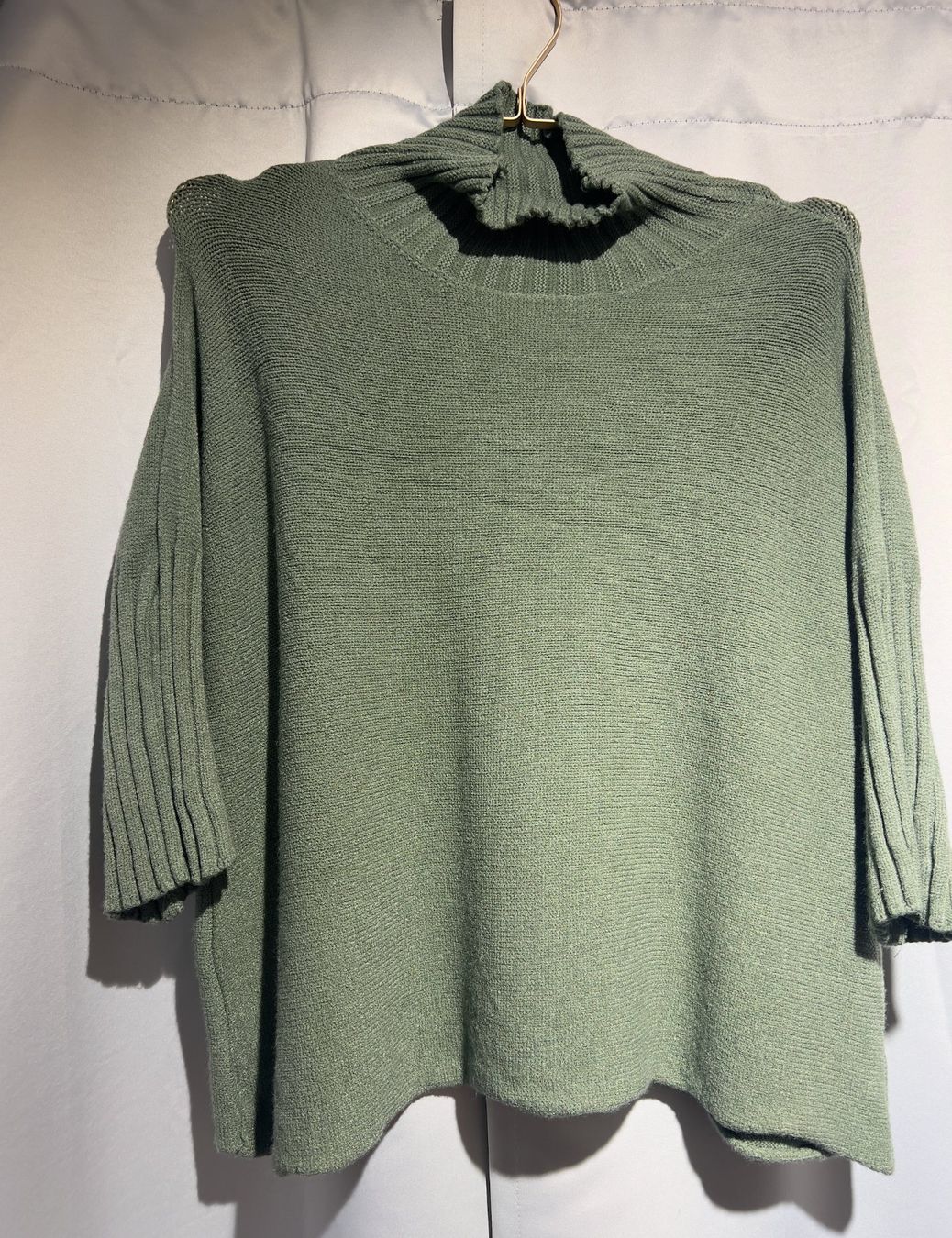 Pullover & Sweatshirts: Kurzarm-Pullover / Shirt in olive – Neu und originalverpackt aus Zürich von Naebeli 1