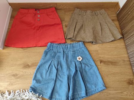 2 kurze Hosen und ein Rock für Mädchen Größe 140/10