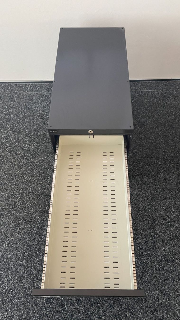 Cassettiere: Bürokorpus Metall grau mit 3 Schubladen – Usato da Thun venduto da backjump