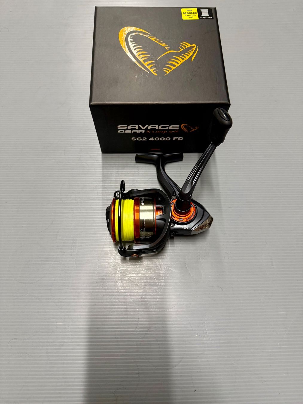 Tamburi & Mulinelli: Savage Gear SG2 4000 FD Spinnrolle – Nuovo e nell'imballaggio originale da Trimbach venduto da duri..