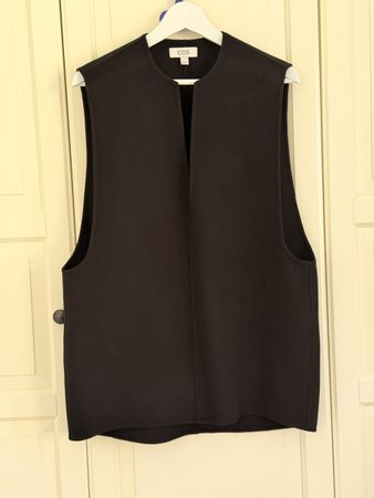  COS Deep V-Neck Sleeveless Top aus einem soften Woll-Tencel