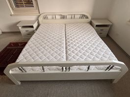 Doppelbett mit Kopfteil & 2x Lattenrost & 2x Nachttische