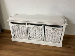 Sitzbank mit Aufbewahrungskörben und Sitzpolster