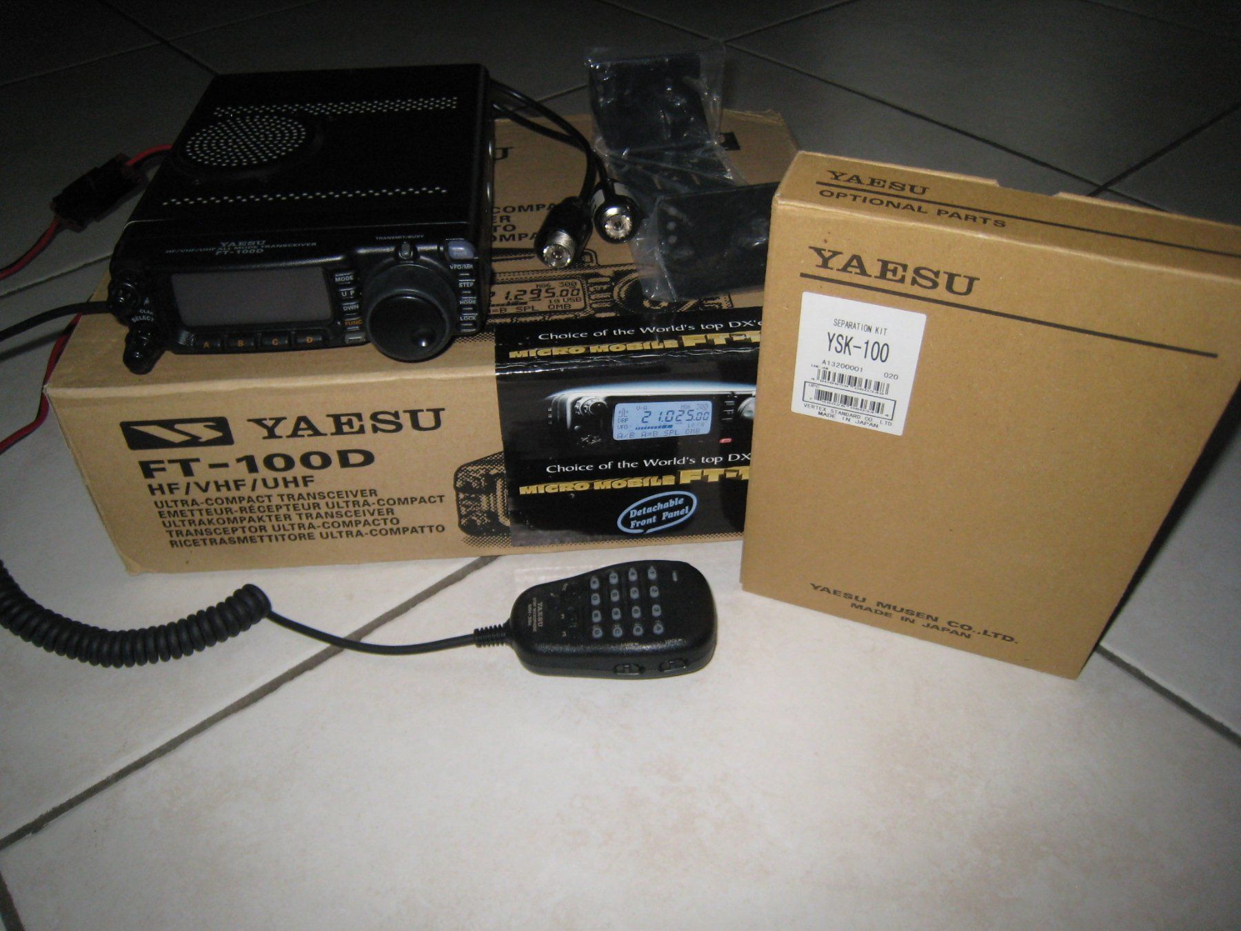 Radiocomunicazione: ***** Yaesu FT-100D mit YSK-100 Separation Kit – Usato da Villaz-St-Pierre venduto da Ubid 1