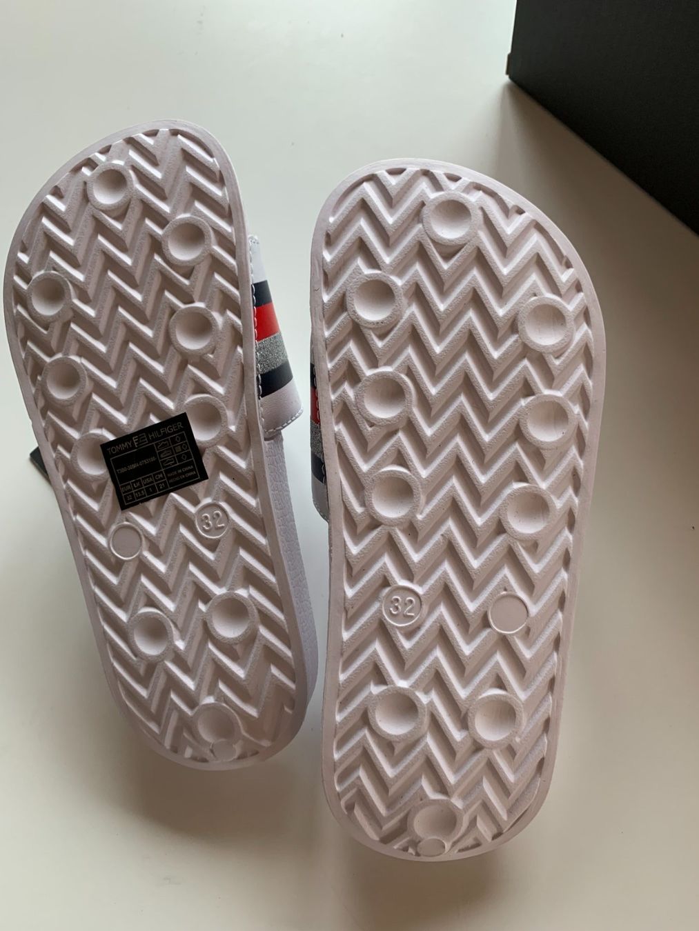 Tommy Hilfiger Scarpe da uomo: TOMMY HILFIGER Pantoletten, Gr. 32, NEU – Nuovo e nell'imballaggio originale da Worb venduto da farben20zauber 1