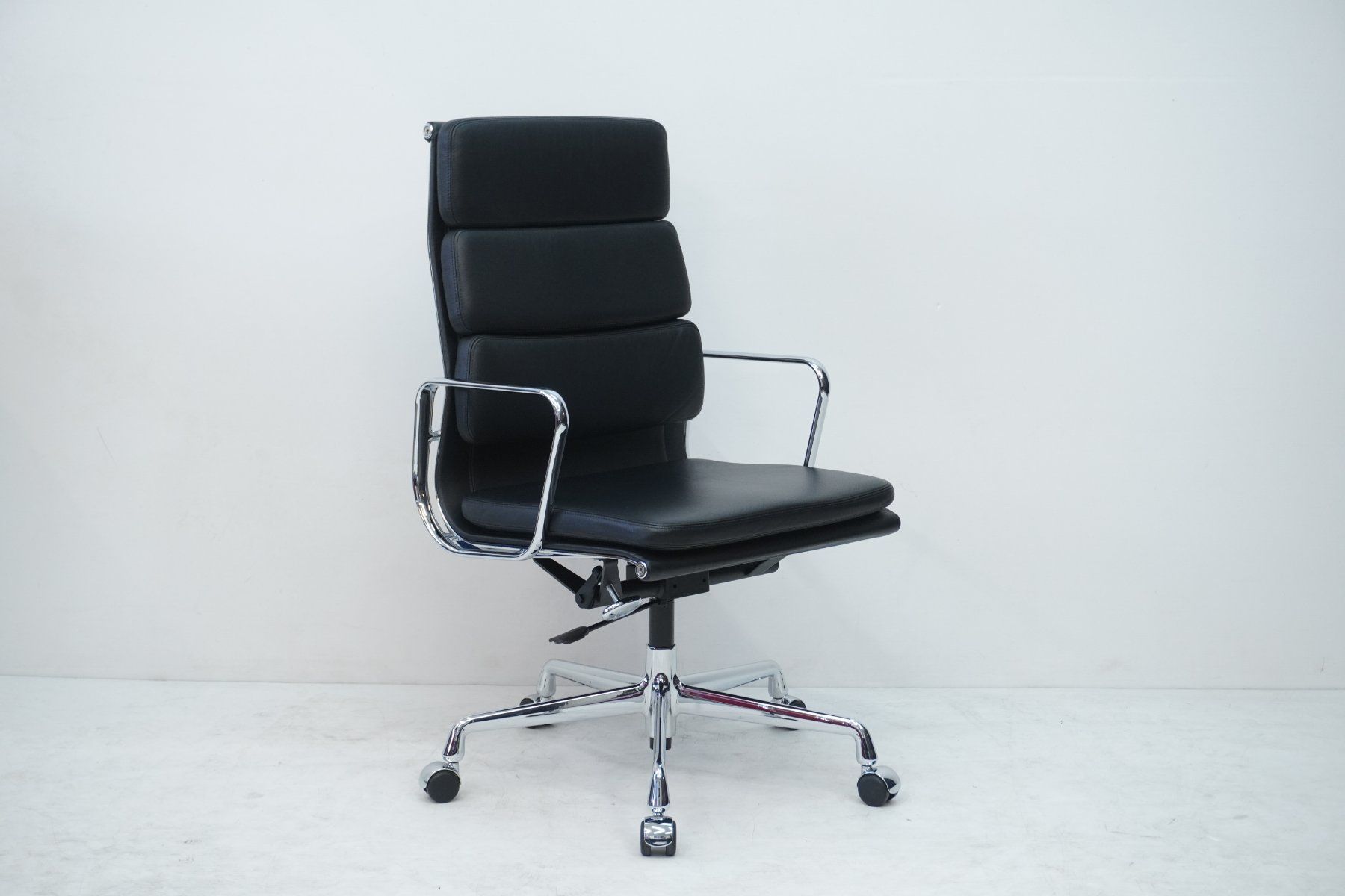 Vitra Sedie: Designklassiker Vitra Eames Soft Pad EA219 Leder schwarz – Usato da Bad Zurzach venduto da QLASSIQ 2