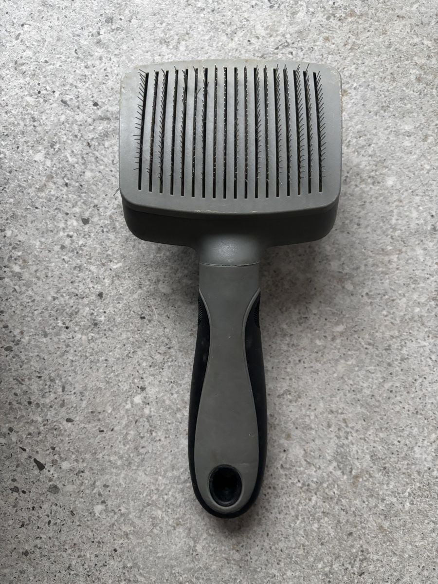 Pflegeprodukte & Putzartikel: Practical Pet Brush With Hair Removal – Gebraucht aus Biel-Benken BL von ste_86wx
