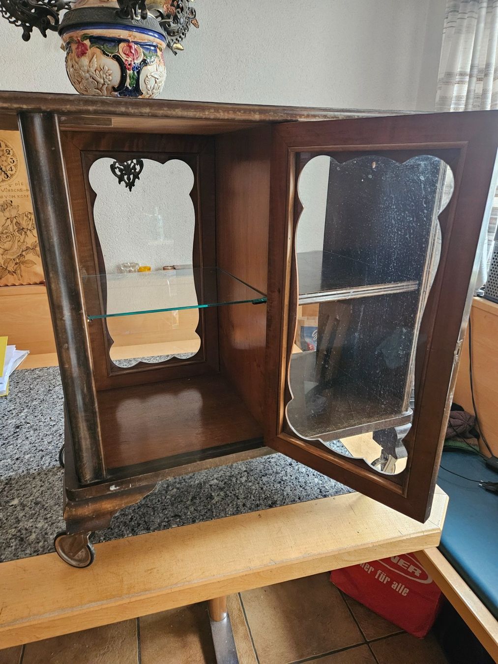 Carrelli di servizio: Antiker Servierwagen mit Vitrine auf Rollen – Usato da Altstätten SG venduto da Gartenmeister60 1