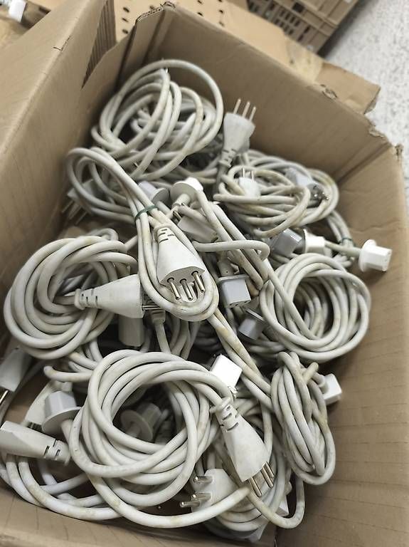 Apple Câbles: Apple Stromkabel mit Schweizer Stecker (1,8 m) – D'occasion à Binningen par saviola01 1