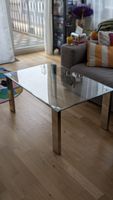 Couchtisch aus Glas mit verchromten Füßen – modernes, schlic