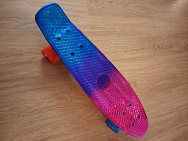 Farbiger Pennyboard Skateboard mitleuchtenden Rolle...