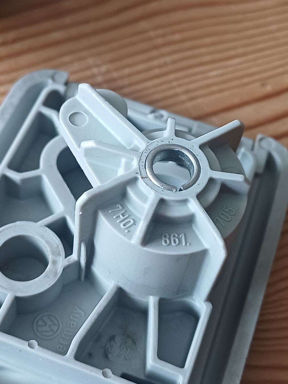 VW Alle Autoersatzteile: VW Multivan T5 2003-2009 Deckelgriff Abdeckung, gebraucht – Gebraucht aus Domat-Ems von Waterbikes 3