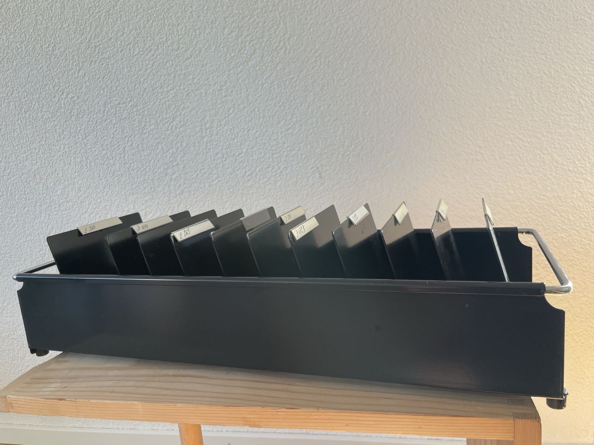 Sistemi di archiviazione: Visitenkartenbox USM schwarz mit 11 Einsätzen – Usato da Liebefeld venduto da Langspielplatte 1