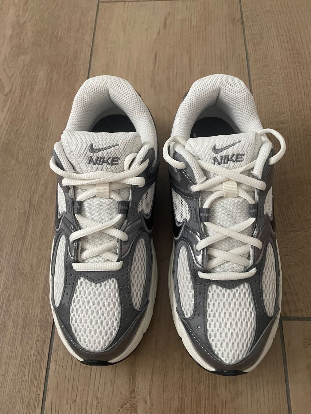 Nike Schuhe für Jungen: Nike Turnschuhe Gr. 35.5 NEU – Neu und originalverpackt aus Waltenschwil von hansnine 1
