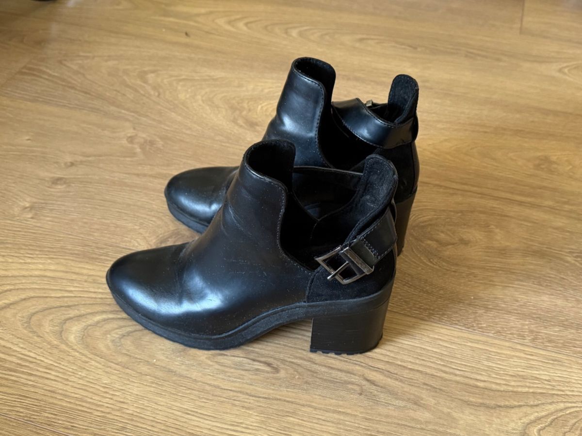Bershka Scarpe da donna: Bershka schwarze Ankle Boots mit Blockabsatz Gr. 40 – Usato da Turgi venduto da gablas123