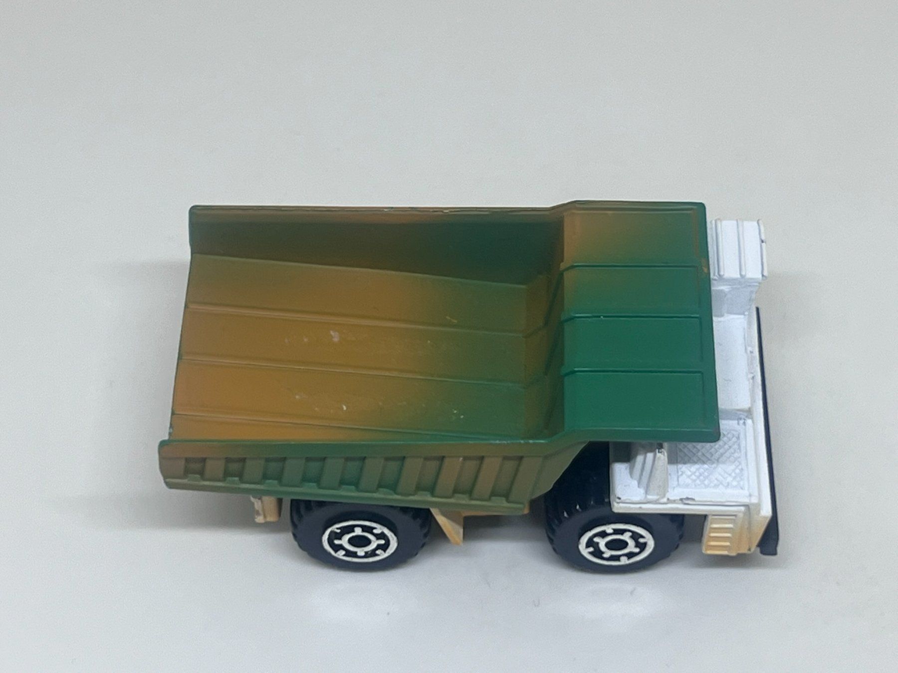 Matchbox Modellini d'auto: Matchbox Dump Truck #260 – Usato da Wildegg venduto da LaaBoutique 1