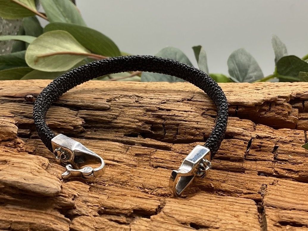 Bracciali & Braccialetti: Armband aus Rochenleder mit Sterlingsilber – Nuovo (secondo la descrizione) da luzern venduto da Alpendorf1 1