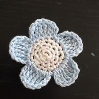 Blume hellblau gehäkelt 5 cm