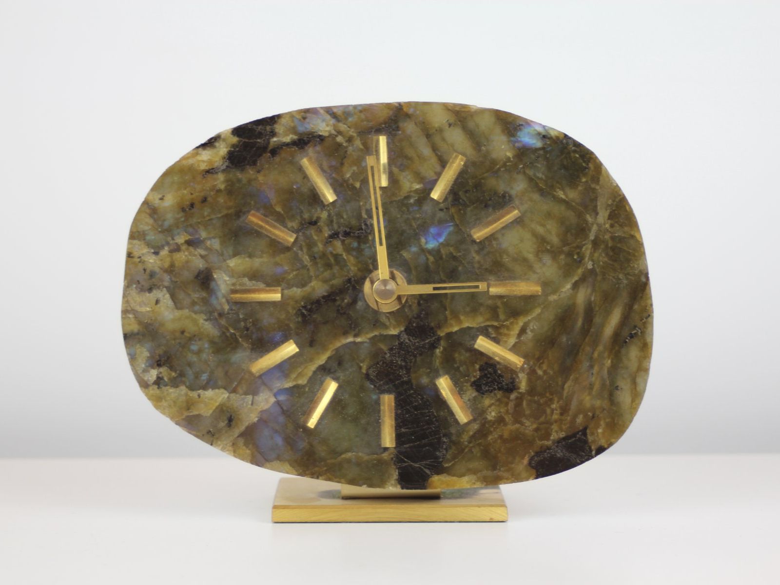 Orologi da terra & Orologi da parete: Tischuhr aus Labradorit auf Messingsockel – Difettoso da Basel venduto da IRMAundFRED