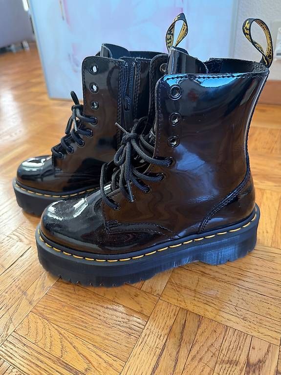Chaussures femmes: Bottes doc Martens  – D'occasion à La Tour-de-Peilz par pil_j6nr