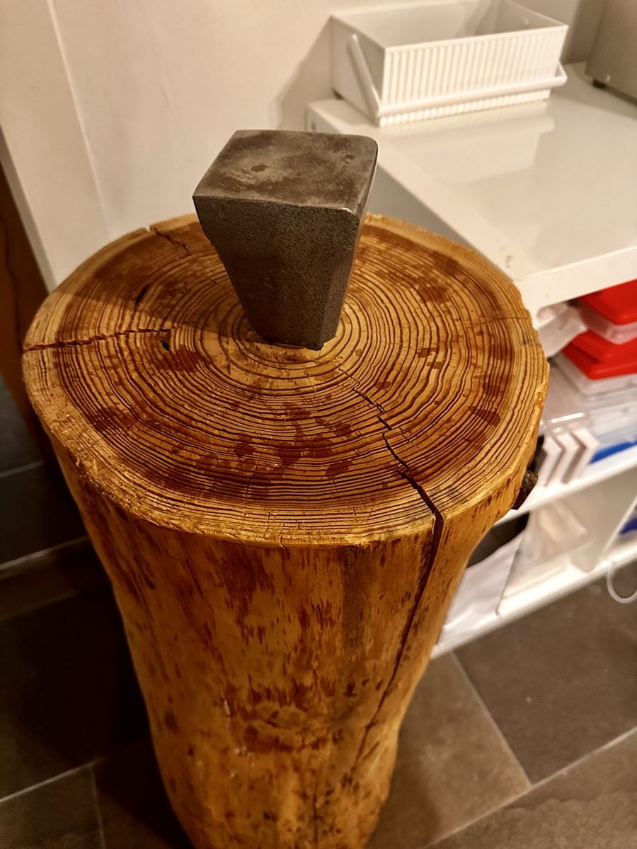 Outils anciens: Amboss mit Holzstamm – D'occasion à Watt par Suszwei 2