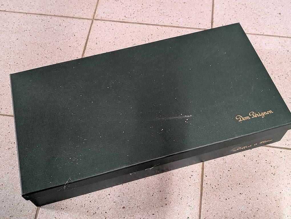 Bicchieri: COFFRET DE SIX FLÛTES À CHAMPAGNE, DOM PÉRIGNON, CIRCA – Usato da Nyon venduto da ERIC1260 1
