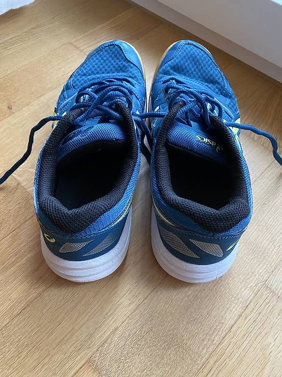 Asics Herrenschuhe: Herren Asics Hallenturnschuhe Grösse 41.5 – Gebraucht aus Baden von CoBlume 1