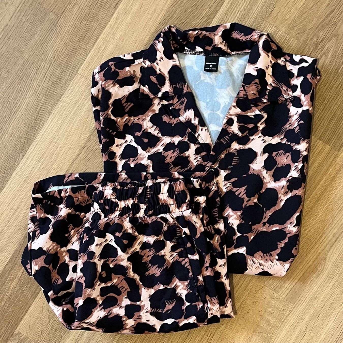 Kleiderpakete: Two-piece Outfit, leopard Pattern – Neu (gemäss Beschreibung) aus Zürich von art_b5qd