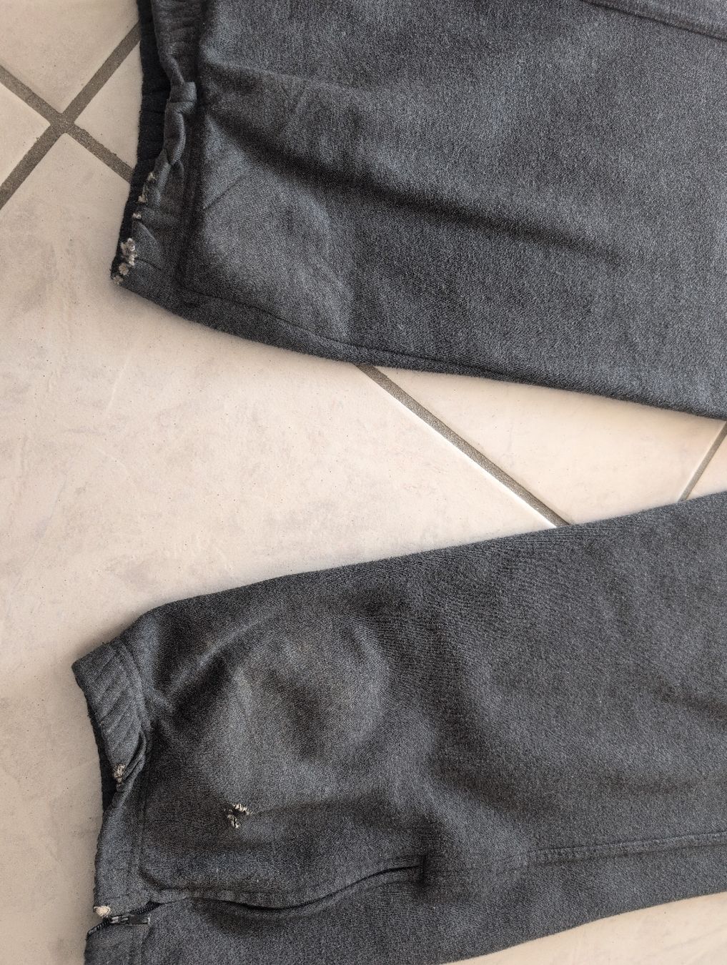 Urban Outfitters Pantaloni: pantalon de training – Usato da CORMINBOEUF venduto da savaja 3