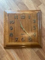 Schöne funktionstüchtige Holzuhr im Retro-Stil