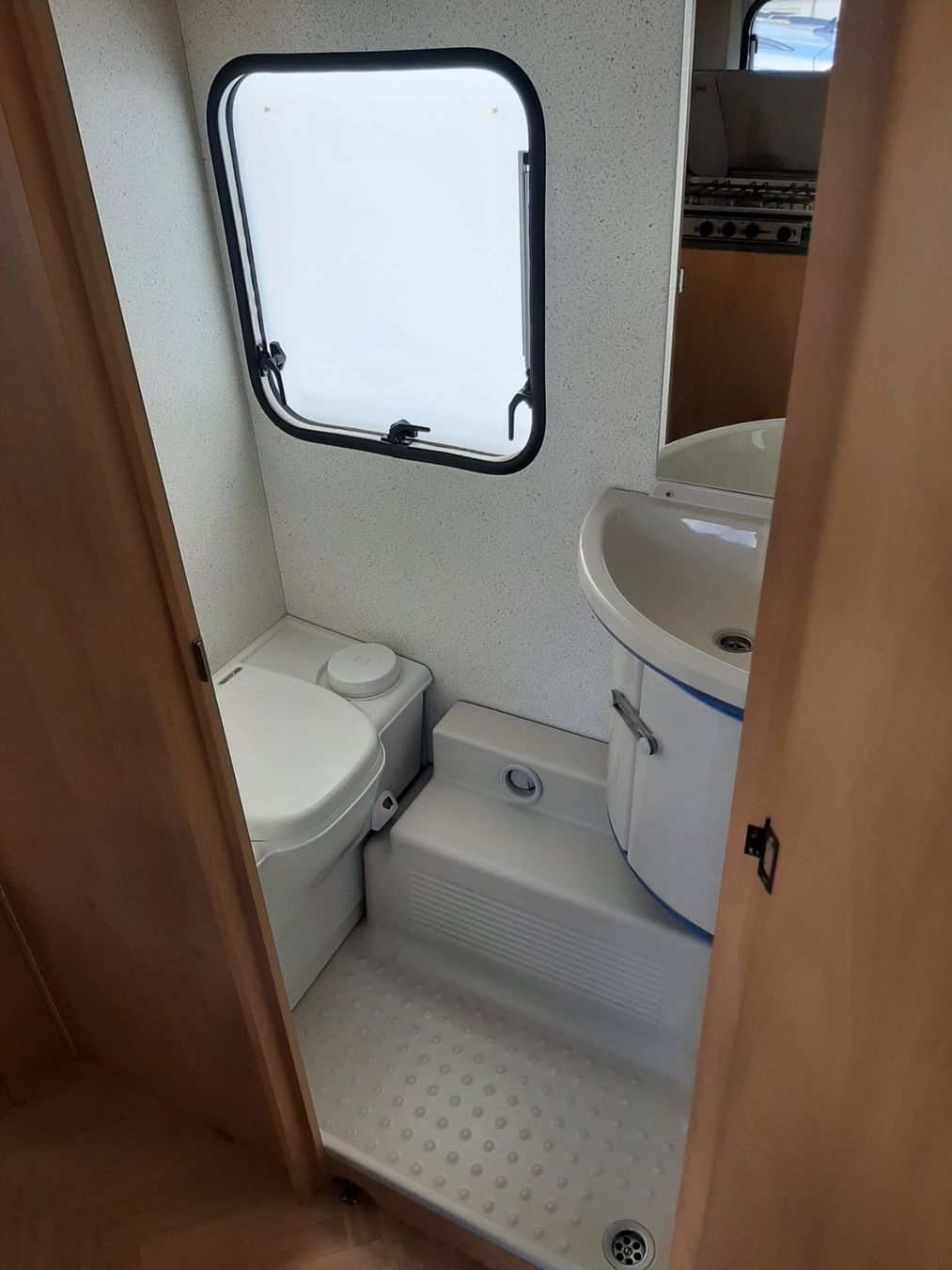 Bürstner Veicoli da campeggio: Wohnwagen mieten schon ab CHF 65.-/Tag – Usato da Wimmis venduto da vic_7sym 3