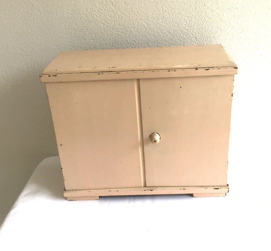 Jouets: Puppen Kleiderschrank – D'occasion à Minusio par Mer66