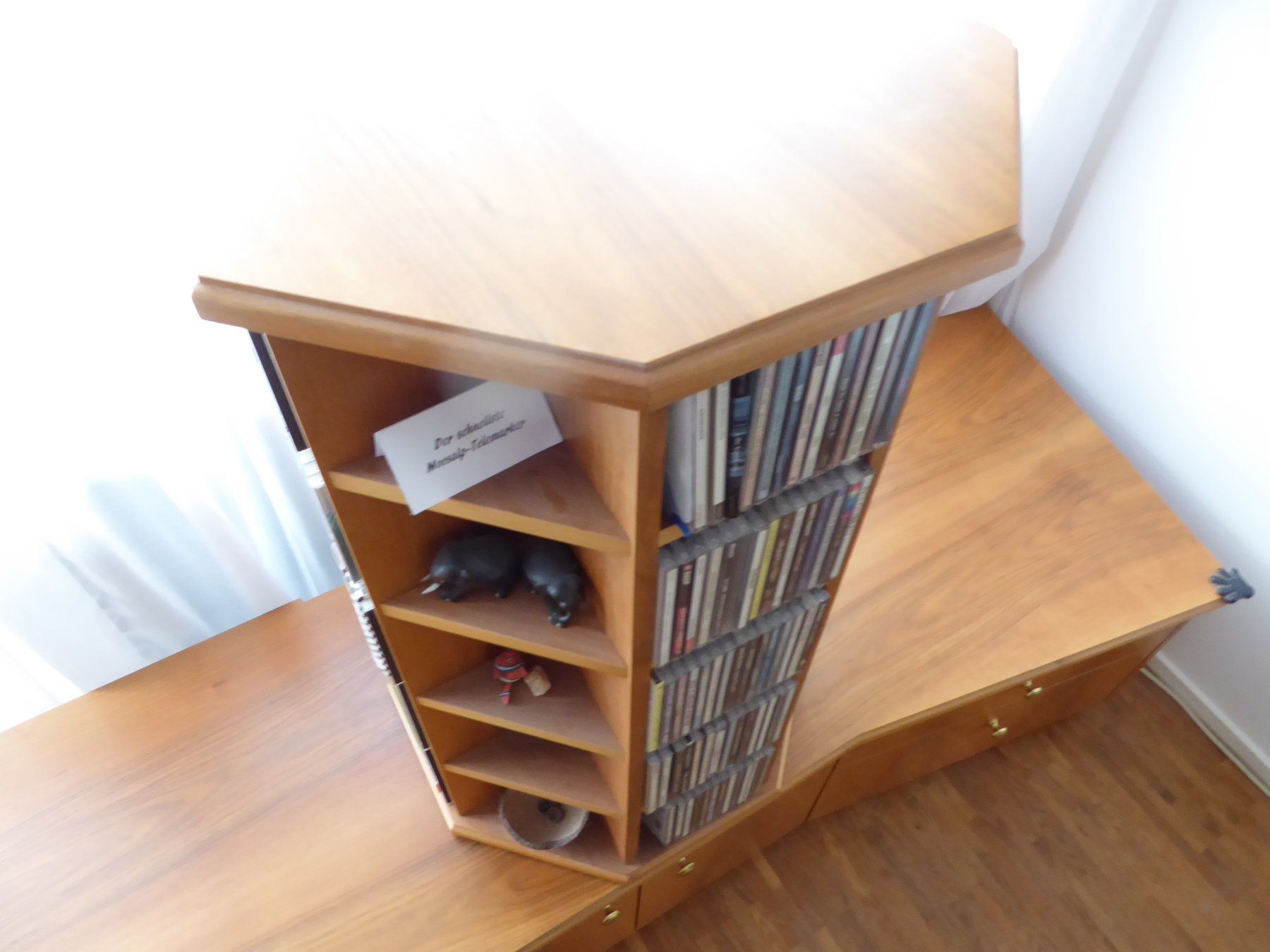 Cassettiere: Elegantes Nussbaummöbel Sideboard Drehbarer CD Ständer Möbel – Usato da Bubikon venduto da taerni 4