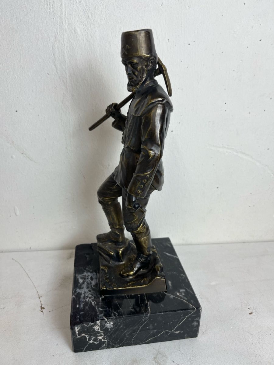 Figurines: Antike Bronce Figur auf edlem  Marmorsockel – D'occasion à Dettighofen par Moshop 3