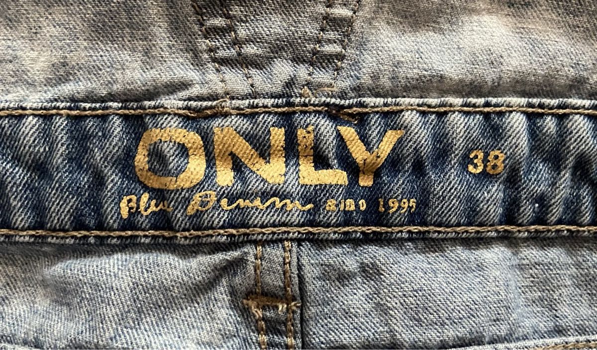 Only Pantaloni: Short salopette jean, Only, 38 – Nuovo (secondo la descrizione) da Moutier venduto da chicboutique 2