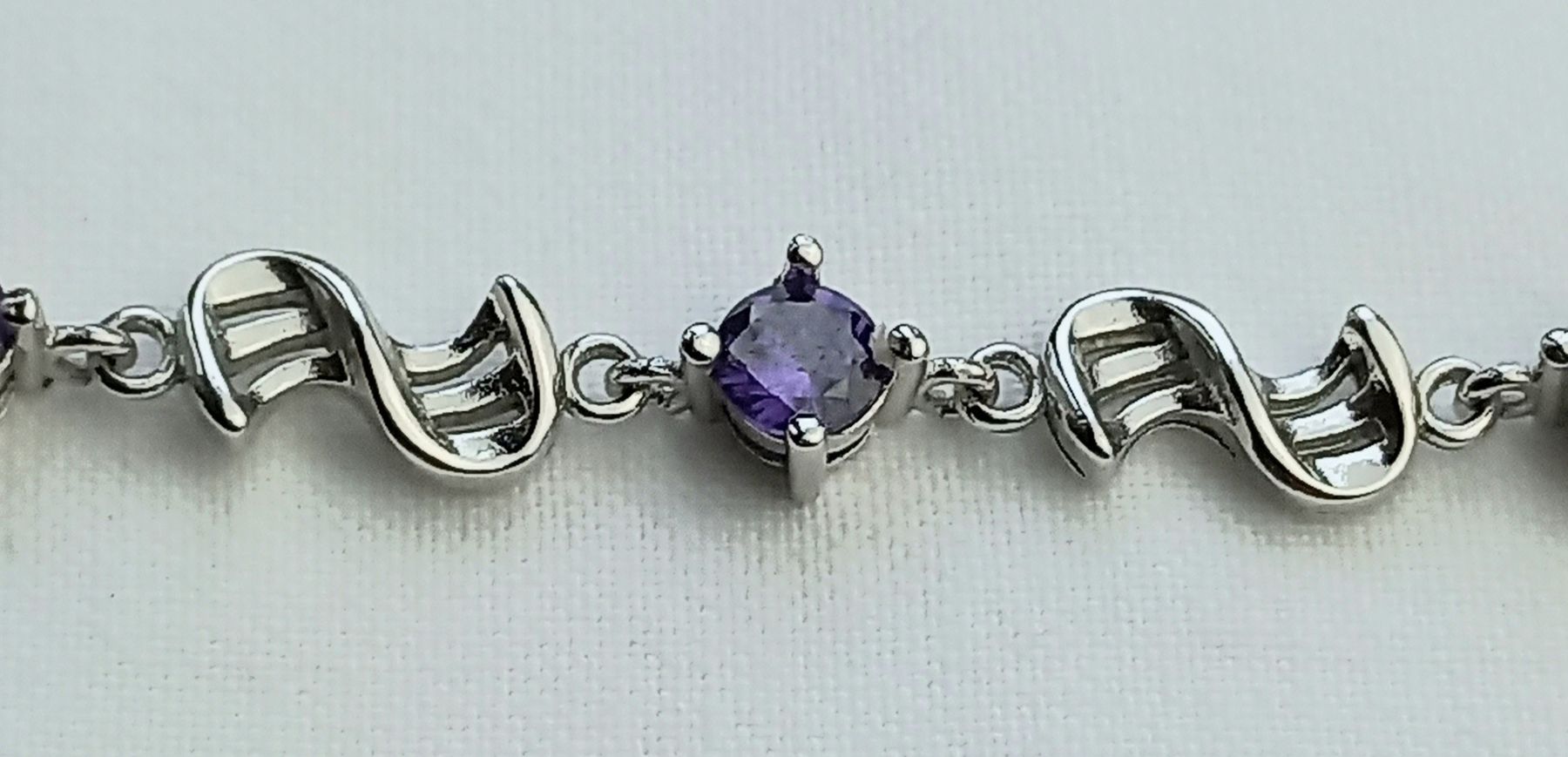 Bracciali & Braccialetti: Silberschmuck Armband mit lila Steinen. – Usato da Buchs AG venduto da Dzirul 4