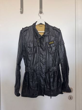 Barbour International Wachsjacke schwarz mit Gürtel