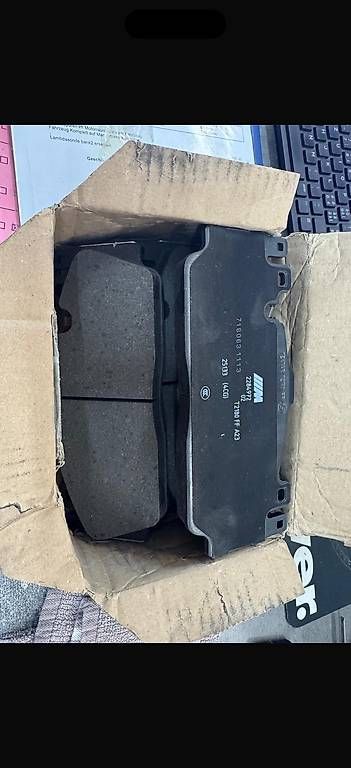 BMW Tutti pezzi di ricambio auto: Originale BMW M Carbon Ceramic Bremsbeläge vorne – Nuovo e nell'imballaggio originale da Basel venduto da adm_lck9
