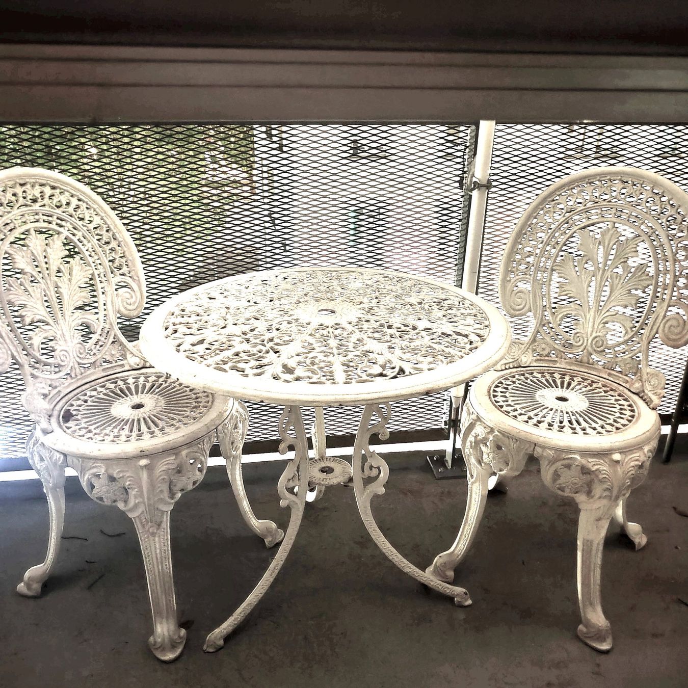Set di tavolo e panche: Table et 2 chaises en fonte. EN VENTE JUSQU'AU 28.09 – Usato da Biel/Bienne venduto da notfun 5