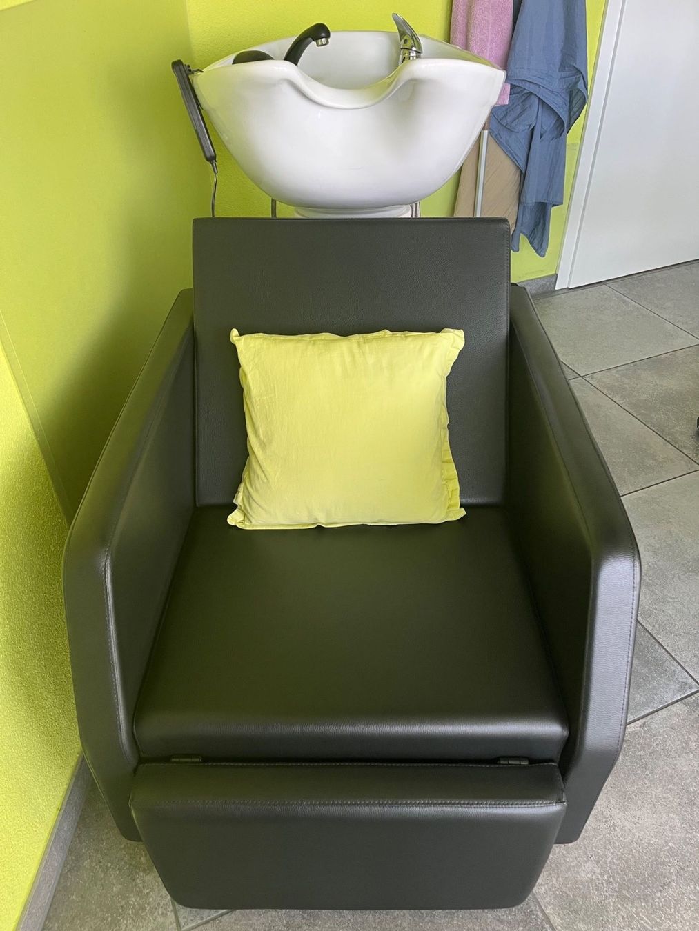 Stühle: Coiffeur-Ausstattung – Gebraucht aus Wil ZH von k22i61 1