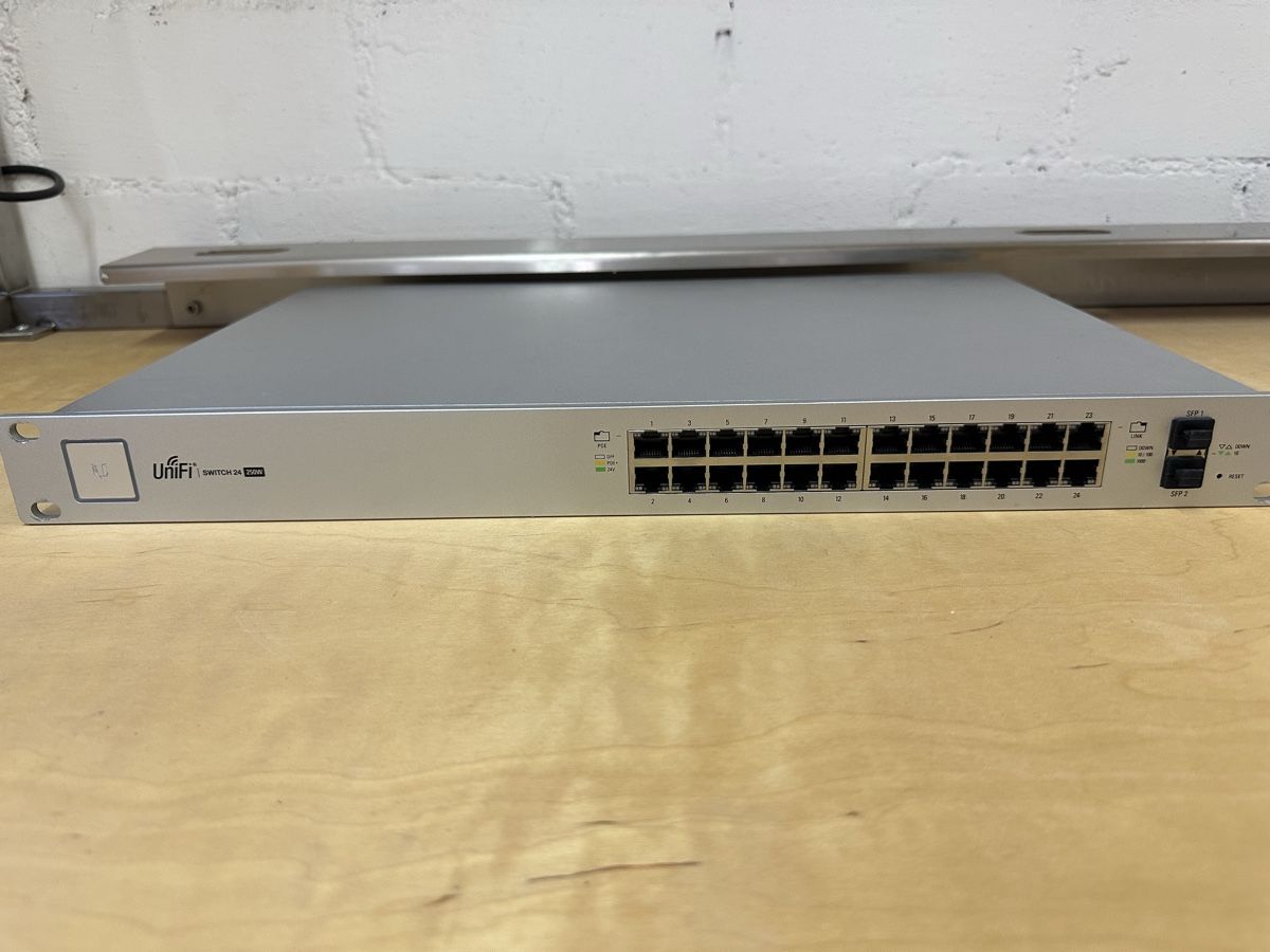 Ubiquiti Hub & Switch: UniFi Switch 24 PoE 250W | 24 Port Switch – Usato da Luzern venduto da FrankGroebel