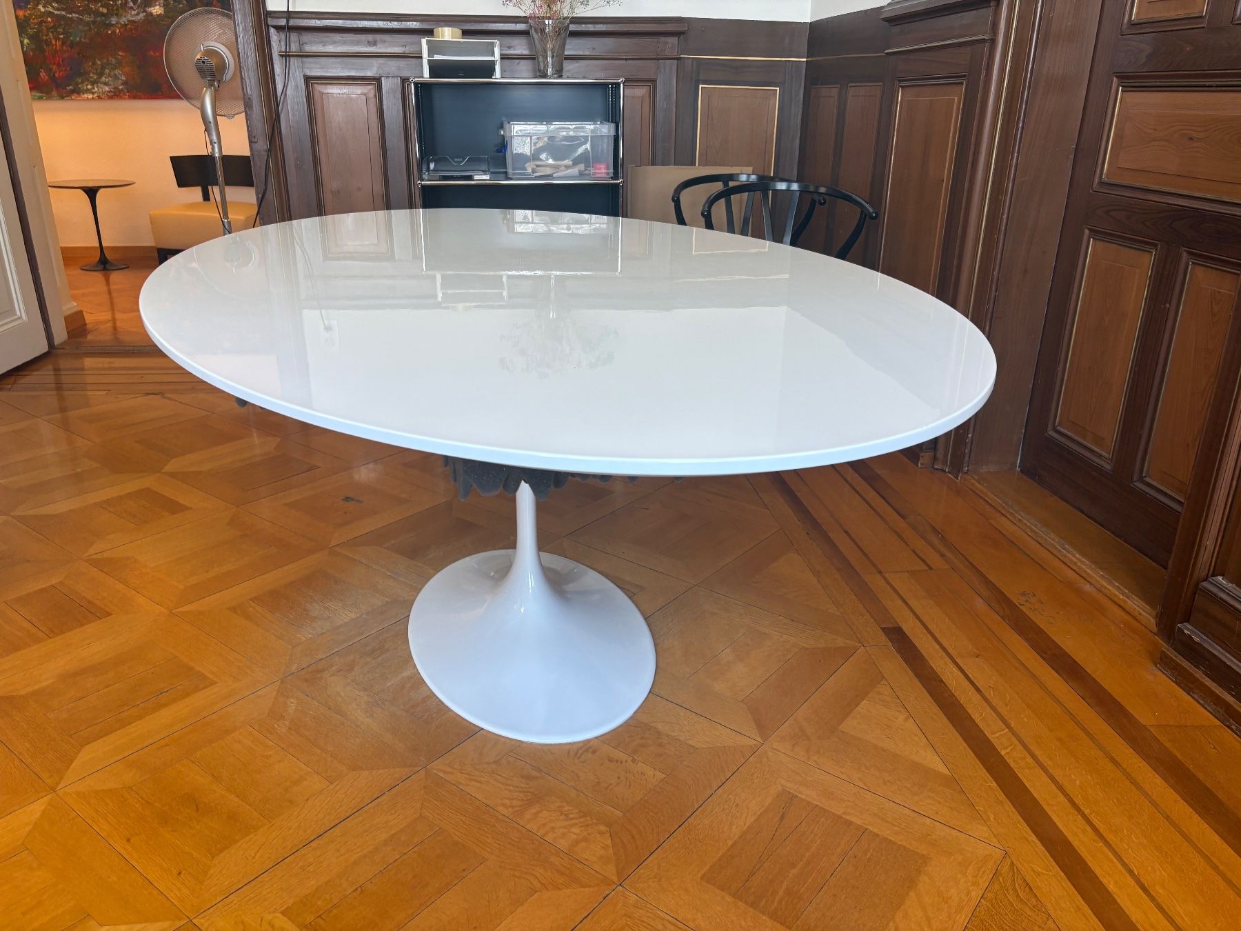 Tische: Tisch oval weiss mit Tulpenfuss – Gebraucht aus Zürich von BGPZH 1