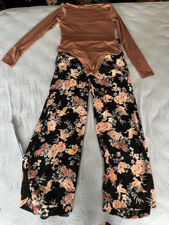 Body und Hose mit Blumenmuster, Grösse XS!