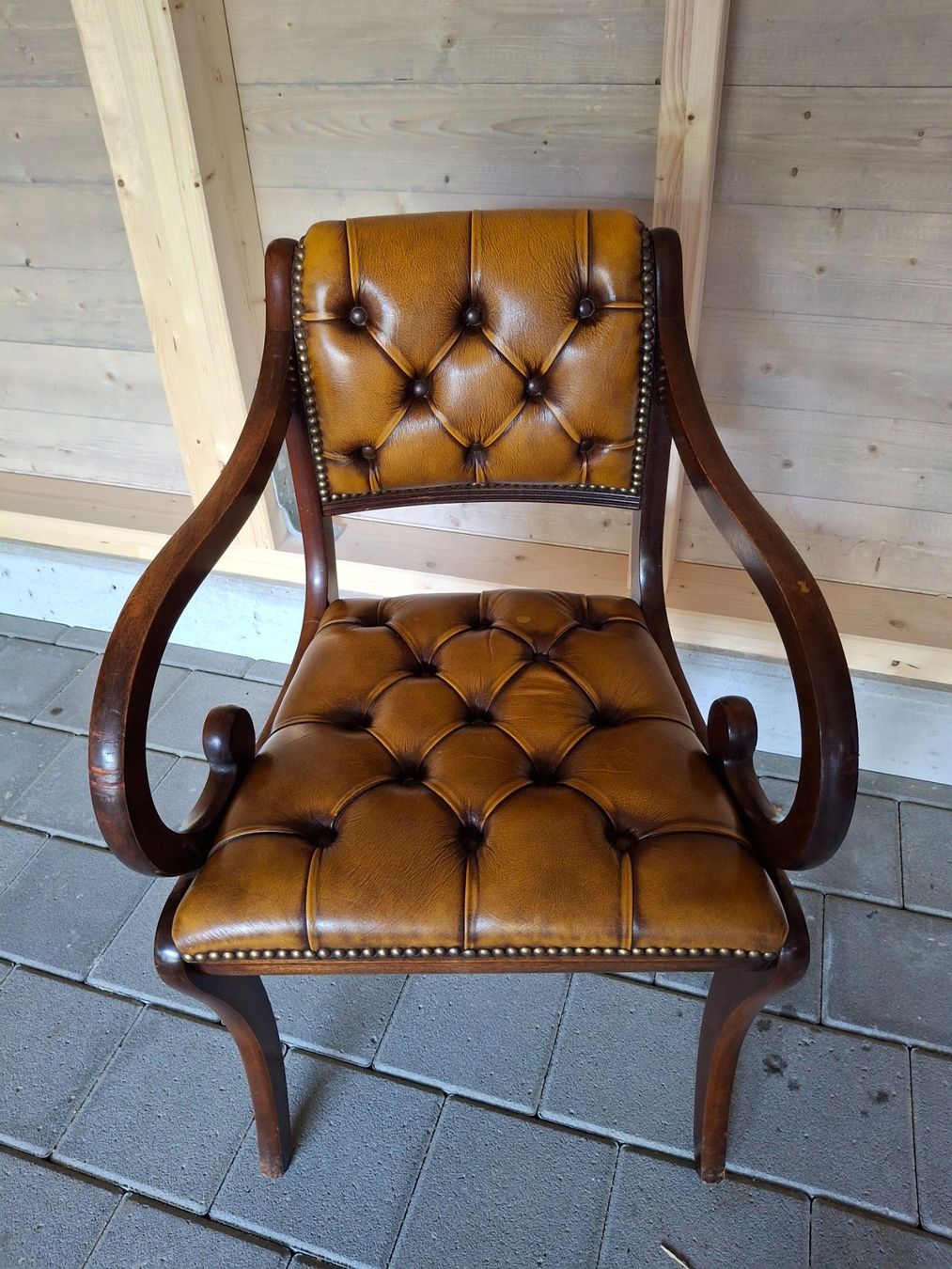 Sedie: CHESTERFIELD / Antiker Armlehnstuhl, – Usato da Horriwil venduto da TOKYONIGHTS