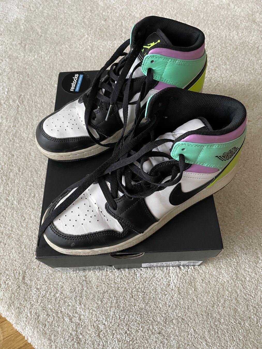 Jordan Schuhe für Mädchen: Nike Air Jordan 1 Mid Gr 39 – Gebraucht aus Ebmatingen von Reva-Sue