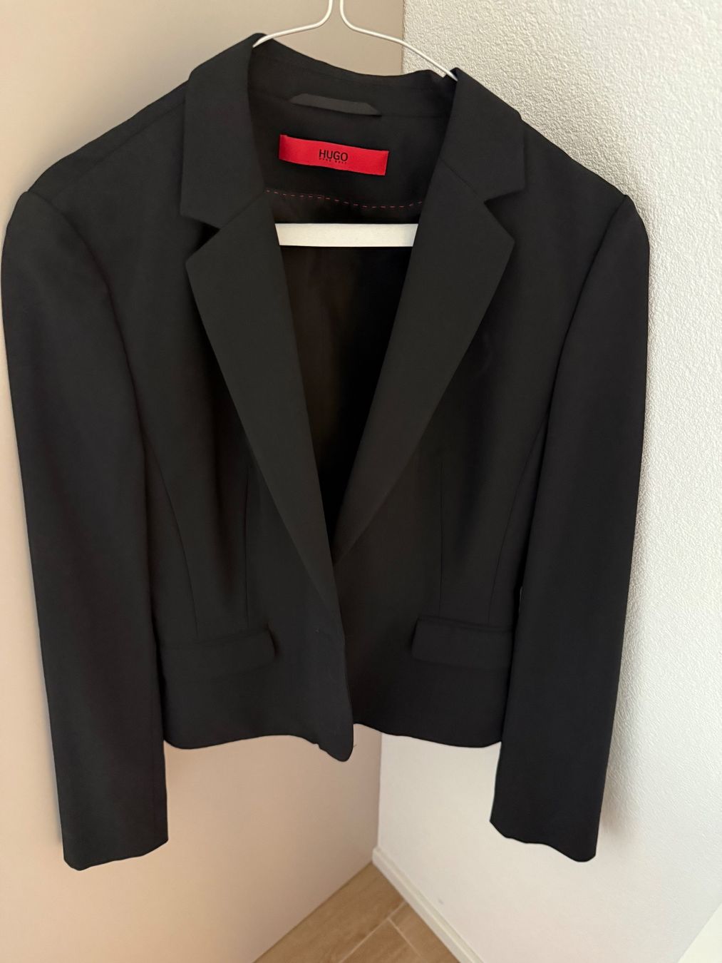 Hugo Boss Completi & Tailleur: Tailleur Hugo Boss femme noire – Usato da Gimel venduto da fan_8tvc