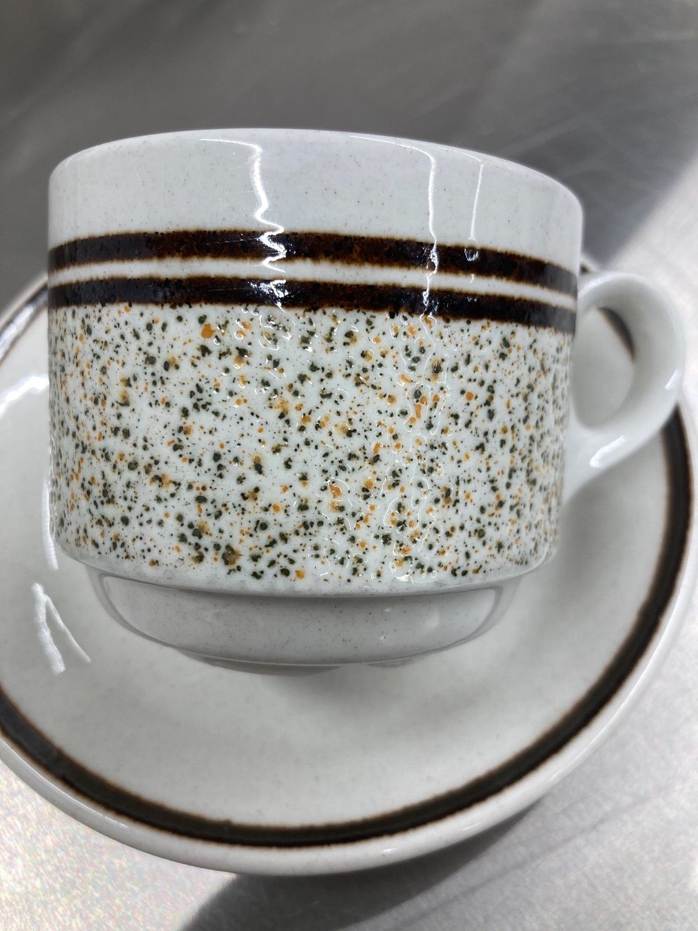 Set di piatti: *** Kaffeetasse mit Unterteller, Preis pro Set, total 87 – Usato da Leutwil venduto da Kiwi06