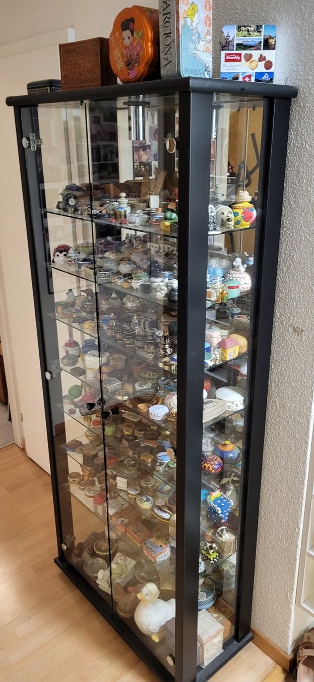 Vitrines: Döschen-Sammlung mit zwei Vitrinen – D'occasion à Luzern par Plex99 1