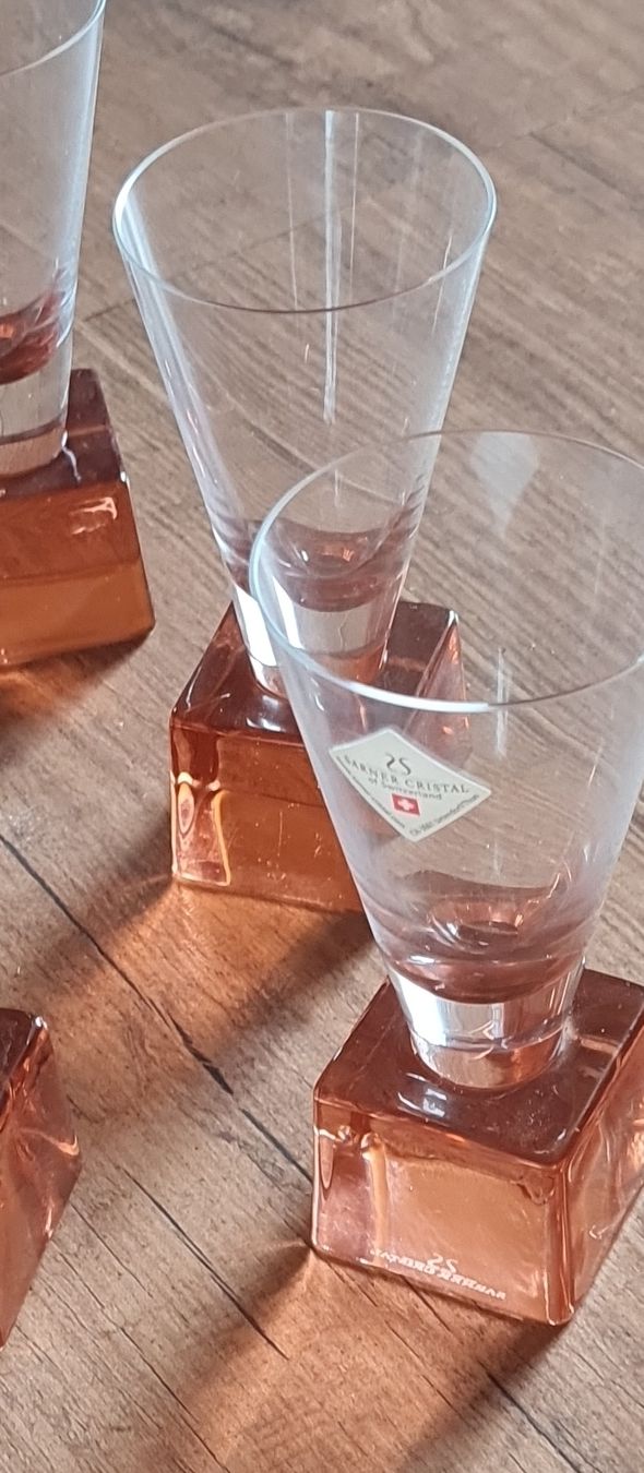 Bicchieri: Schnappgläsli mit quadratischem Glasfuss neuwertig – Nuovo (secondo la descrizione) da Münsingen venduto da Cuci31
